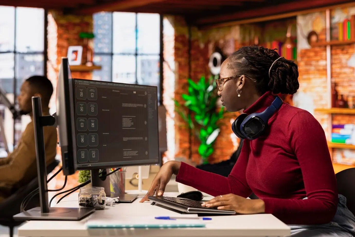 Программист решает личные задачи с помощью ИИ‑чатбота LLM, отвечающего на запросы.