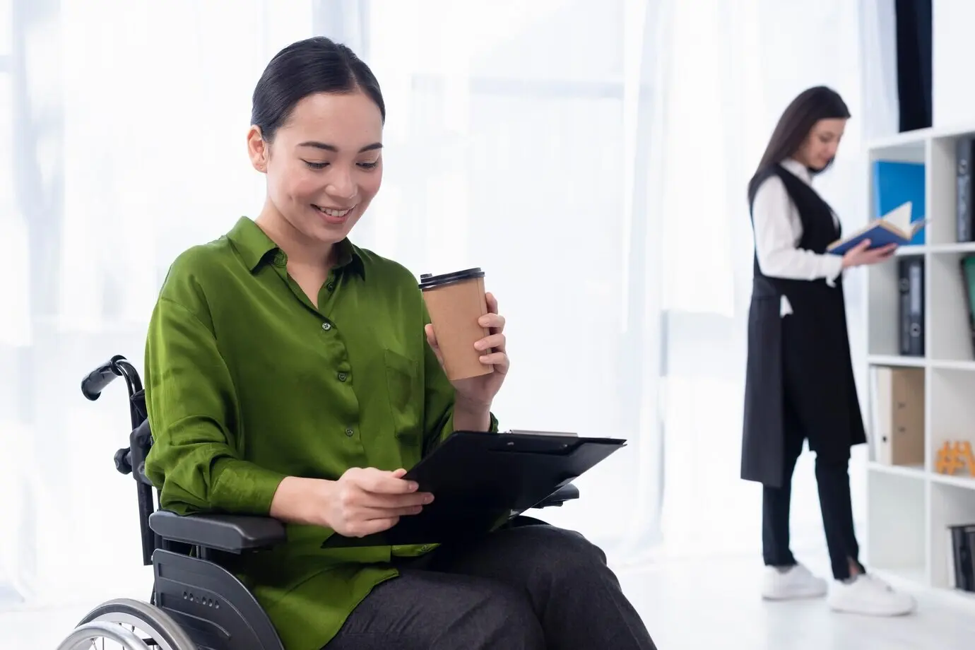 Женщина с кофе за работой